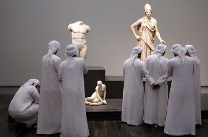 Visitantes emiratíes observan piezas expuestas en el Louvre de Abu Dabi (Emiratos Árabes Unidos) en su inauguración, el 11 de noviembre de 2017.