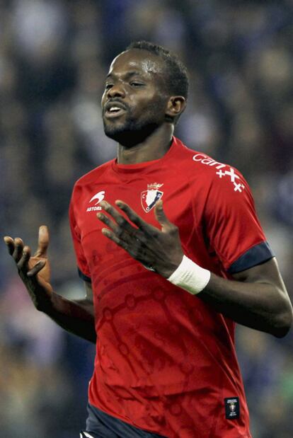 El delantero de Osasuna Roland Lamah celebra su gol, el primero de su equipo, frente al Espanyol.