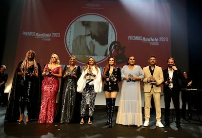 Foto de familia de la gala de los premios Radiolé, en Sevilla. / CURRO CASILLAS