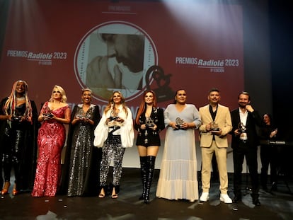 Foto de familia de la gala de los premios Radiolé, en Sevilla. / CURRO CASILLAS