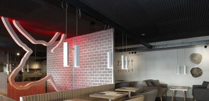 Interior de un restaurante de Hamburguesa Nostra.