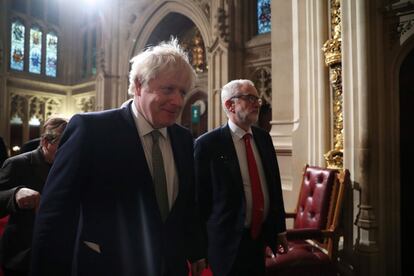 El primer ministro ha incidido en un comunicado en la necesidad de pasar página "al bloqueo parlamentario de los últimos tres años". En la imagen, Boris Johnson y Jeremy Corbyn acuden al palacio de Westminster para asistir al discurso.