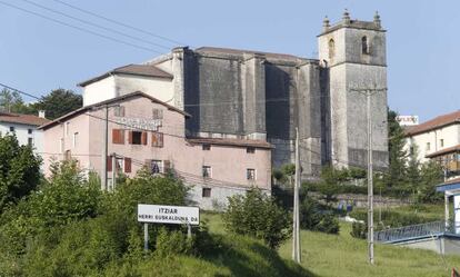 Iglesia de Itziar con un cartel en el que se resalta el carácter euskaldun de la localidad.