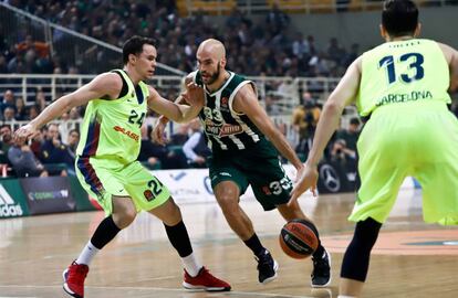 Kuric intenta frenar a Calathes.