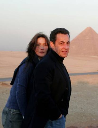 El anterior presidente Nicolas Sarkozy y su novia Carla Bruni en Egipto en 2007.