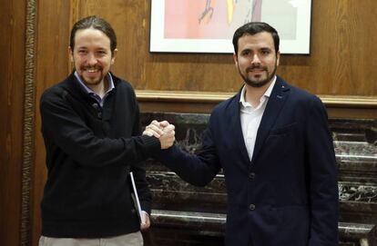 Pablo Iglesias y Alberto Garz&oacute;n, tras cerrar un preacuerdo para concurrir juntos a las elecciones. 