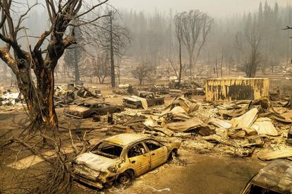 Vehículos y viviendas de Greenville calcinados por el fuego.