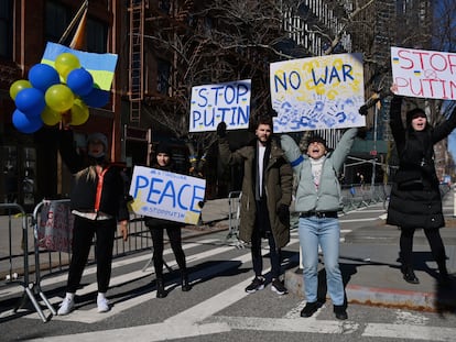 Una protesta contra la invasión rusa en Ucrania, este lunes ante la sede de la ONU en Nueva York.