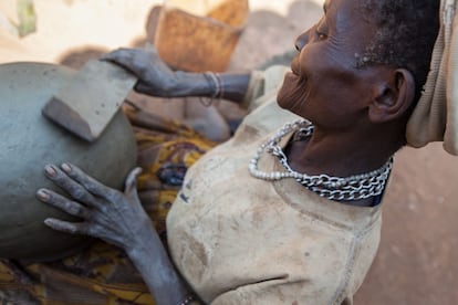 Maria Nahimboneye, de70 años, acaricia la arcilla para dar forma a una vasija delante de su casa en poblado de Carire. La alfarería, como la caza y la recolección, es una de las actividades fundamentales de las mujeres pigmeos de Burundi.