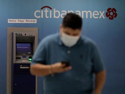 Una persona frente a un cajero automático del banco CitiBanamex en Ciudad de México.