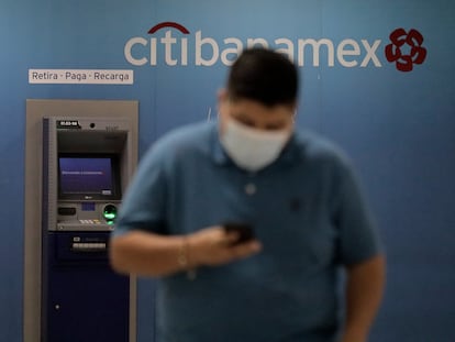 Una persona frente a un cajero automático del banco CitiBanamex en Ciudad de México.