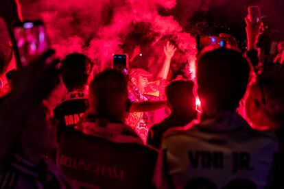 Hinchas del Real Madrid festejan en Cibeles el triunfo de su equipo en la Champions.