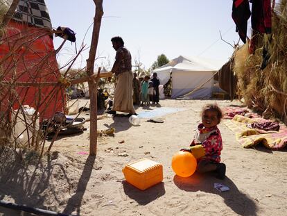 Una niña juega junto a la tienda de campaña de su familia en el campamento de Al-Khuseif para desplazados internos en Marib. Esta familia fue desplazada por el conflicto en la gobernación de Ibb.