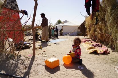 Una niña juega junto a la tienda de campaña de su familia en el campamento de Al-Khuseif para desplazados internos en Marib. Esta familia fue desplazada por el conflicto en la gobernación de Ibb. Pincha en la imagen para ver la fotogalería completa. 