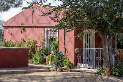 Vista general de la vivienda en la que ha sido hallada muerta una pareja en Villena (Alicante). 