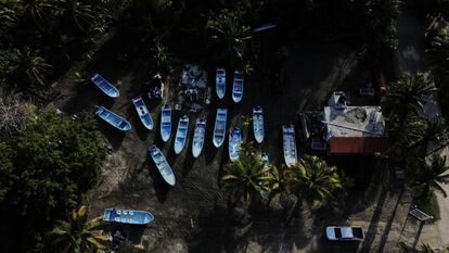 Embarcaciones pesqueras fueron colocadas en tierra para mantenerlas a salvo mientras pasa la tormenta, en el pueblo pesquero de Punta Allen, México, el 3 de julio.