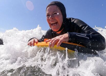 Karen Helman, de 67 a?os, monta su tabla de surf junto con un grupo de mujeres durante el 8-M, en Solana Beach (California).