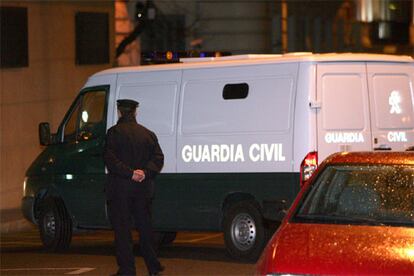 Un furgón de la Guardia Civil traslada a Arnaldo Otegi, líder de la ilegalizada Batasuna, desde la Audiencia Nacional a la cárcel de Soto del Real.