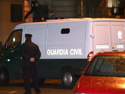 Un furgón de la Guardia Civil traslada a Arnaldo Otegi, líder de la ilegalizada Batasuna, desde la Audiencia Nacional a la cárcel de Soto del Real.