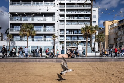 Turistas en Benidorm en la zona de la playa del Levante.