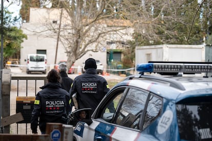 Dos agentes de los Mossos d'Esquadra, durante una investigación.