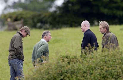 La imagen del heredero al trono se ha visto beneficiada, en parte, por el activismo ecologista desempeñado desde su granja en Highgrove. Arriba, pasea por ella junto al príncipe Guillermo, a quien ha inculcado la inquietud por el medio ambiente; su director de comunicación, Paddy Harverson, y el gerente de la granja, David Wilson.