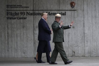 El presidente Donald Trump y la primera dama Melania Trump, escoltados por Stephen Clark, superintendente de los parques nacionales del oeste de Pensilvania, caminan a lo largo del Memorial del 11 de septiembre en Shanksville, Pensilvania (EE UU).