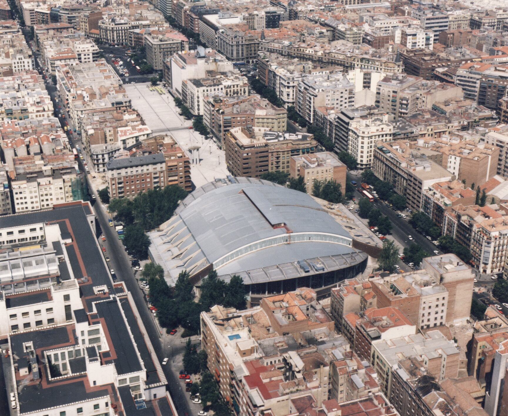 Vista aérea del antiguo Palacio de los Deportes de Madrid, rodeado de árboles. 