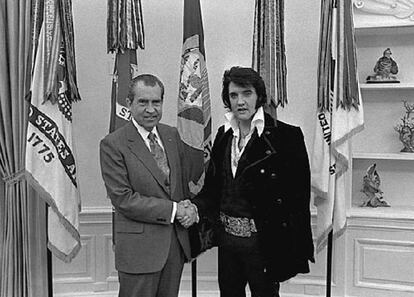 El presidente estadounidense, Richard Nixon (I), estrechando la mano al cantante Elvis Presley, en la Casa Blanca, em 1970.