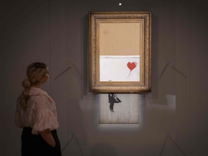 'El amor está en la papelera', una de las obras más famosas del artista británico Banksy, fotografiada en la casa de subastas Sotheby's en el centro de Londres el 8 de octubre de 2021.