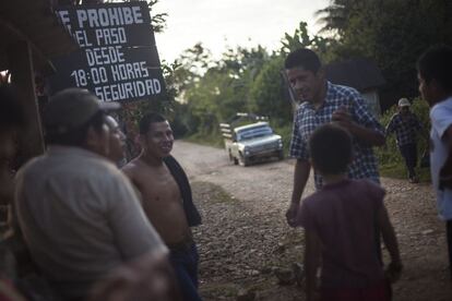 A partir del proyecto de la hidroeléctrica, los habitantes de Monte Olivo instalaron un retén con el que se controla el acceso a la finca Santa Rita y a todos los pueblos de paso. El acceso está restringido a partir de las seis de la tarde.