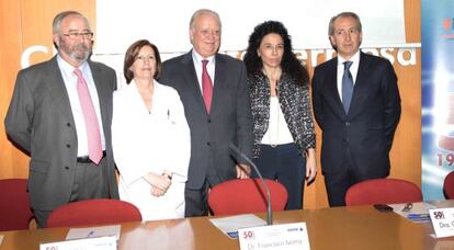 De izquierda a derecha, Federico Ballenilla, delegado de Asisa en Alicante; María Dolores Mora, directora de Enfermería de Vistahermosa; Francisco Ivorra, presidente de Asisa; Concha Giner, directora Médica de Vistahermosa, y Jaime Ortiz, director comercial y de Marketing de Asisa.