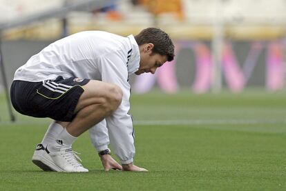 Xabi Alonso comprueba el estado del césped de Mestalla a poco más de una hora del comienzo de la final.