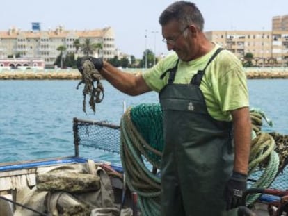 Un pescador espa&ntilde;ol, en aguas cercanas a Gibraltar.