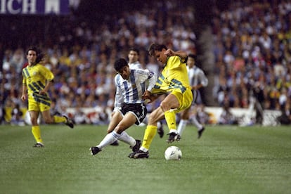 Diego Maradona disputa la pelota con el australiano Jenson Van Blerk.