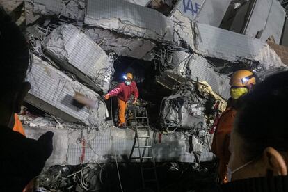 Los servicios de rescate buscan objetos personales para tratar de identificar a las víctimas del terremoto de Taiwán, cuando se ha cumplido el llamado "umbral de oro de las 72 horas" a partir del cual es más complicado encontrar supervivientes.