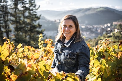 La bodeguera Beatriz Prez, en el vi?edo que tiene enfrente de Cangas del Narcea.