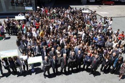 Los estudiantes ganadores, con los finalistas, sus profesores, representantes de empresas y comunidades involucradas, el ministro Gabilondo y los responsables de EL PAÍS.