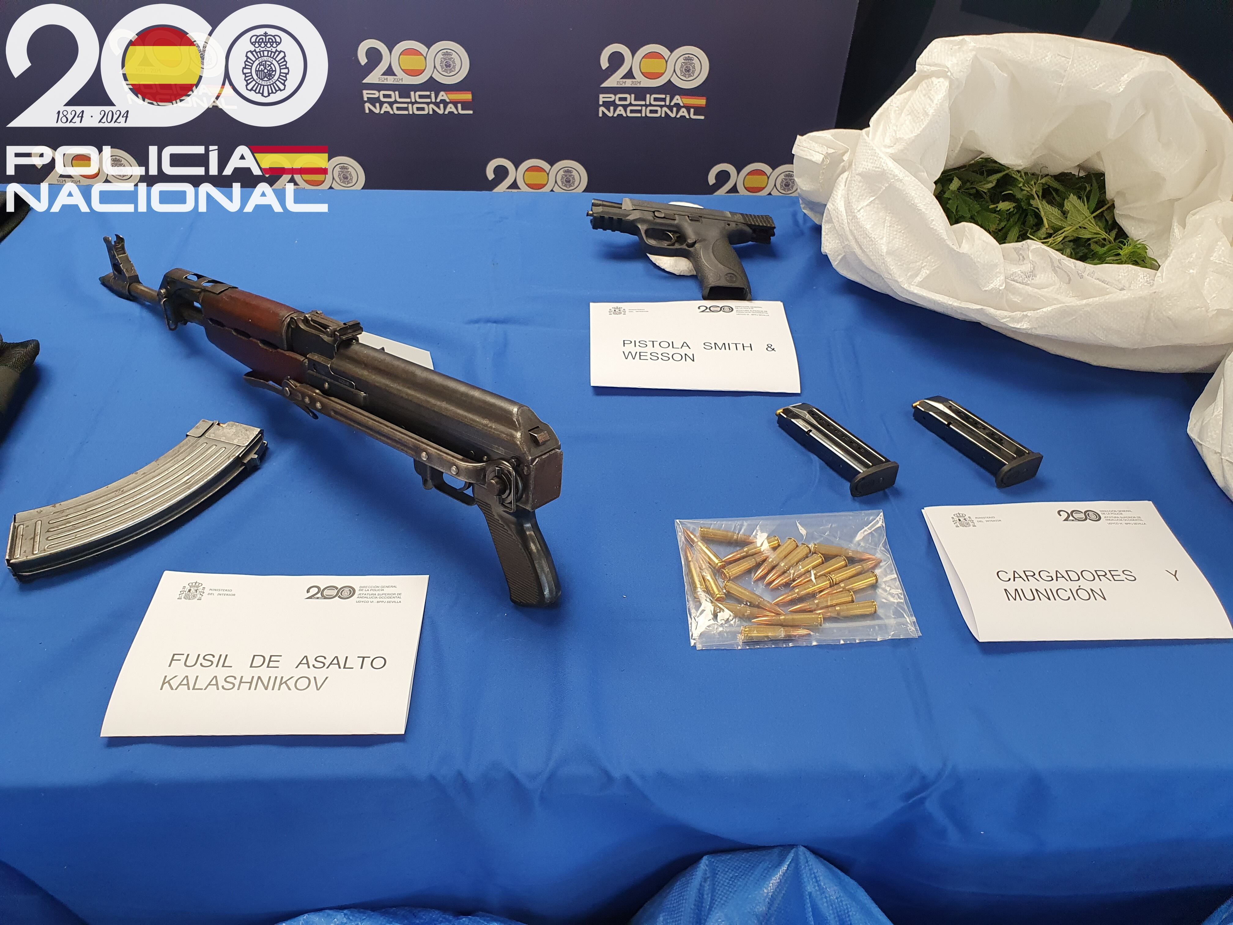 Hallada un arma de guerra en el búnker de las Tres Mil Viviendas similar al fusil que desató la polémica en octubre