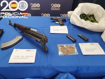 Rifle Kalashnikov y demás armas y munición incautados durante una redada en la barriada sevillana de las Tres Mil Viviendas. / MINISTERIO DEL INTERIOR