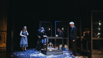 Escena de la obra 'El proceso', en el Teatro María Guerrero.