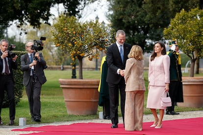 Los reyes Felipe y Letizia son recibidos por la primera ministra italiana, Giorgia Meloni, a su llegada a un almuerzo en su honor, este mircoles en el Casino del Bel Respiro.