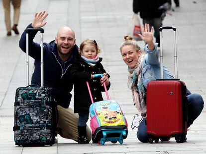 Los autores del blog Mola Viajar con su hija Daniela durante una de sus escapadas en familia.