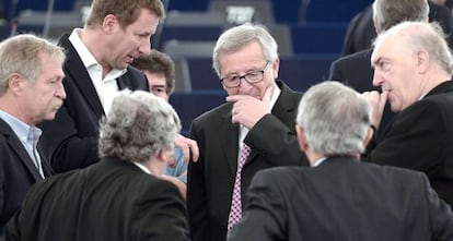 El presidente de la Comisión Europea, Jean-Claude Juncker, en Estrasburgo, rodeado de parlamentarios