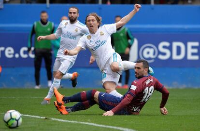 Luka Modric tira a puerta durante el partido contra el Eibar en Ipurua.