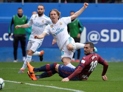 Luka Modric tira a puerta durante el partido contra el Eibar en Ipurua.