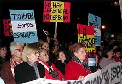 Más de un centenar de personas se manifestaron ayer ante el Consulado de España en Buenos Aires para protestar por la reforma del Código Civil español en materia de nacionalidad.