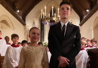 Harper y Cruz Beckhan en la iglesia de Londres en la que fueron bautizados, en una imagen publicada por su madre en Instagram.