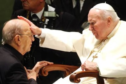 Juan Pablo II bendice a Marcial Maciel, durante una audiencia especial a los Legionarios de Cristo en 2004.