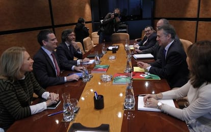 Las delegaciones del PNV (a la derecha) y el PP, al comienzo de su reunión.